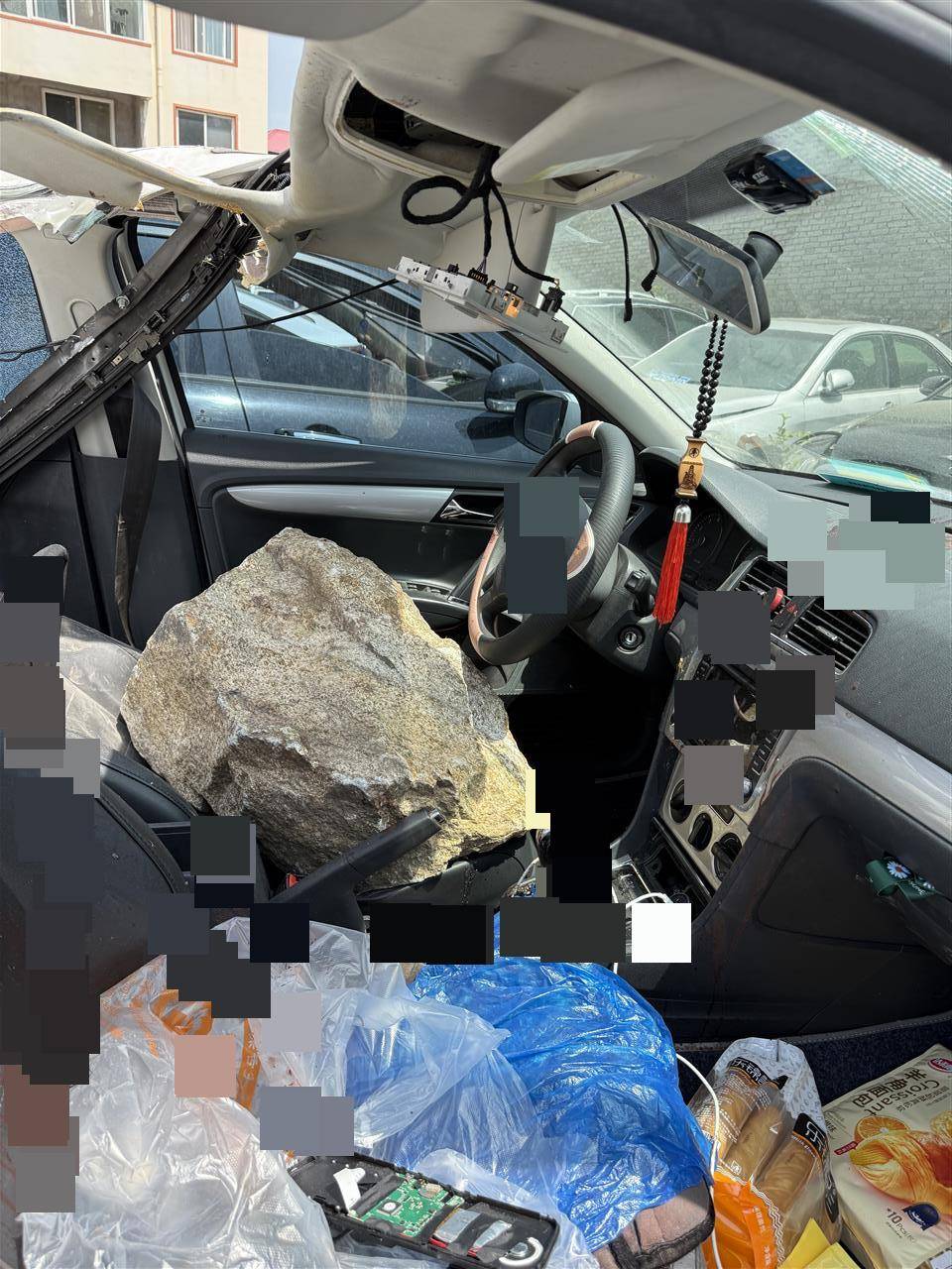 皇冠信用网怎么注册_洛阳一家四口返家途中私家车被山体落石砸中皇冠信用网怎么注册，36岁父亲当场遇难，当地政府已成立工作专班