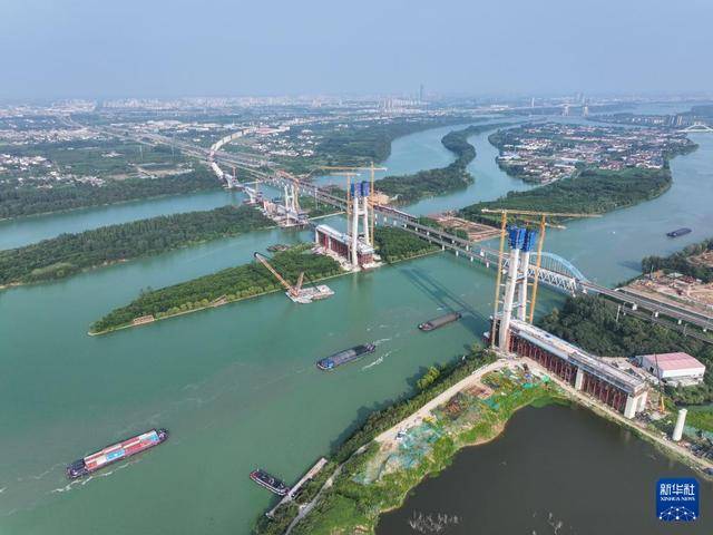 皇冠信用網哪里申请_江苏扬州：沪渝蓉高铁跨京杭运河斜拉桥建设有序推进