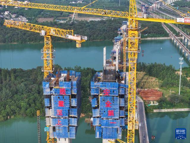皇冠信用網哪里申请_江苏扬州：沪渝蓉高铁跨京杭运河斜拉桥建设有序推进