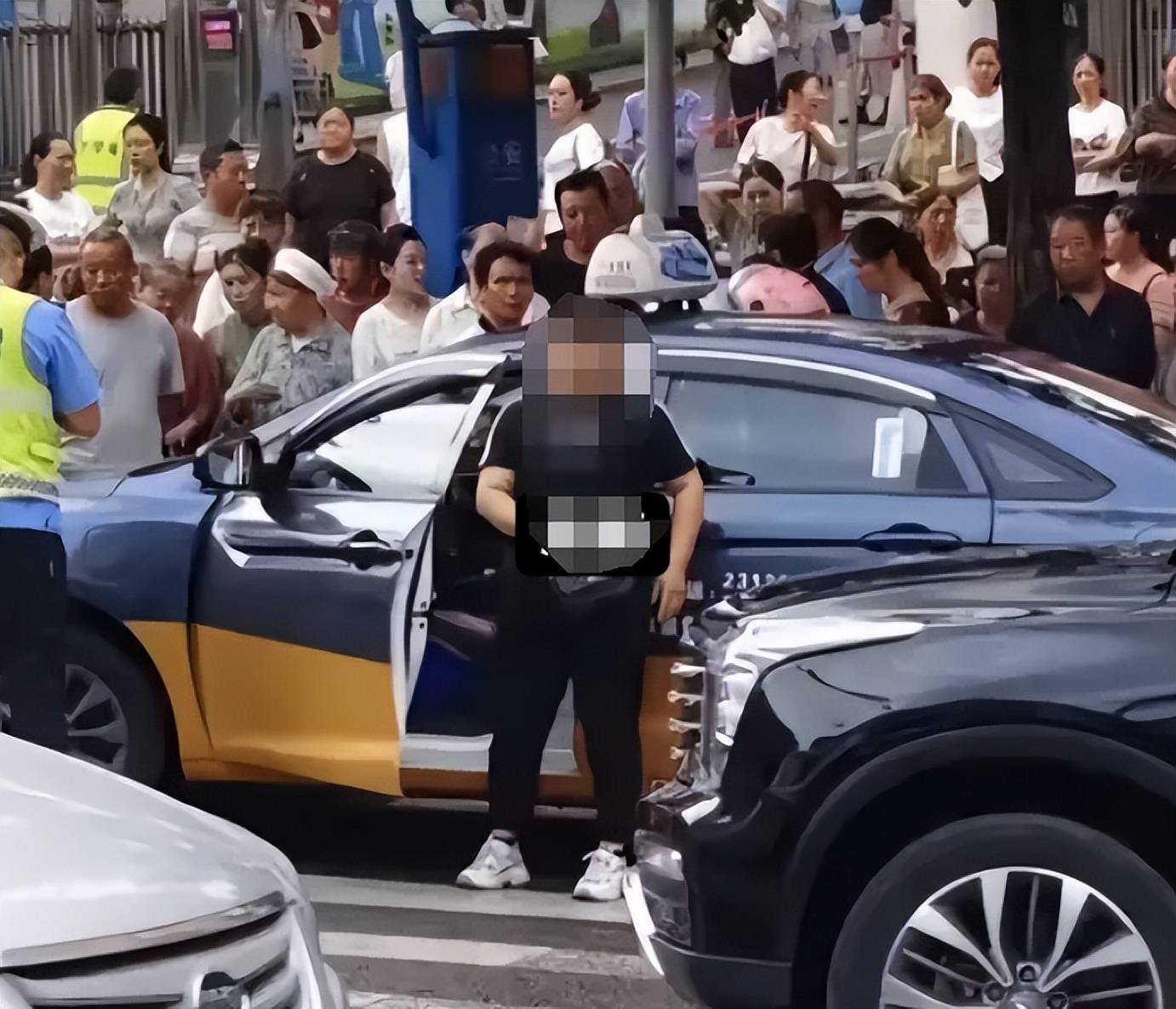 皇冠信用網怎么申请_警方通报“贵州8岁女童过斑马线被出租车撞倒身亡”：46岁女子被刑拘皇冠信用網怎么申请，不存在二次碾压