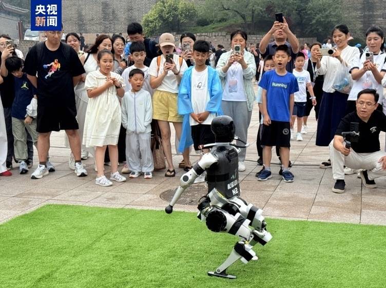 皇冠信用網_全球首创皇冠信用網！2025世界人形机器人运动会能量传递活动启幕