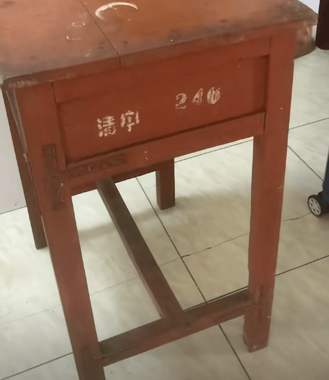 皇冠皇冠足球平台_江苏一男子租房陪读皇冠皇冠足球平台，看到老课桌上几个数字惊了！竟是自己33年前的“伙伴”