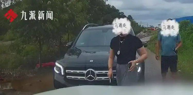 皇冠信用盘登3代理申请_防城港公安局长称奔驰女并非公职人员皇冠信用盘登3代理申请，“拿出来的证件是假的”