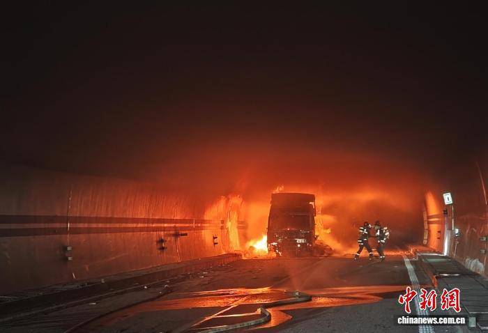 皇冠信用网代理注册_二广高速山西太长段：物流车隧道内起火 230人被紧急疏散
