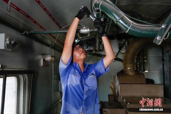 皇冠信用網会员开户_陕西西安：70℃下的火车“移动电源”检修师