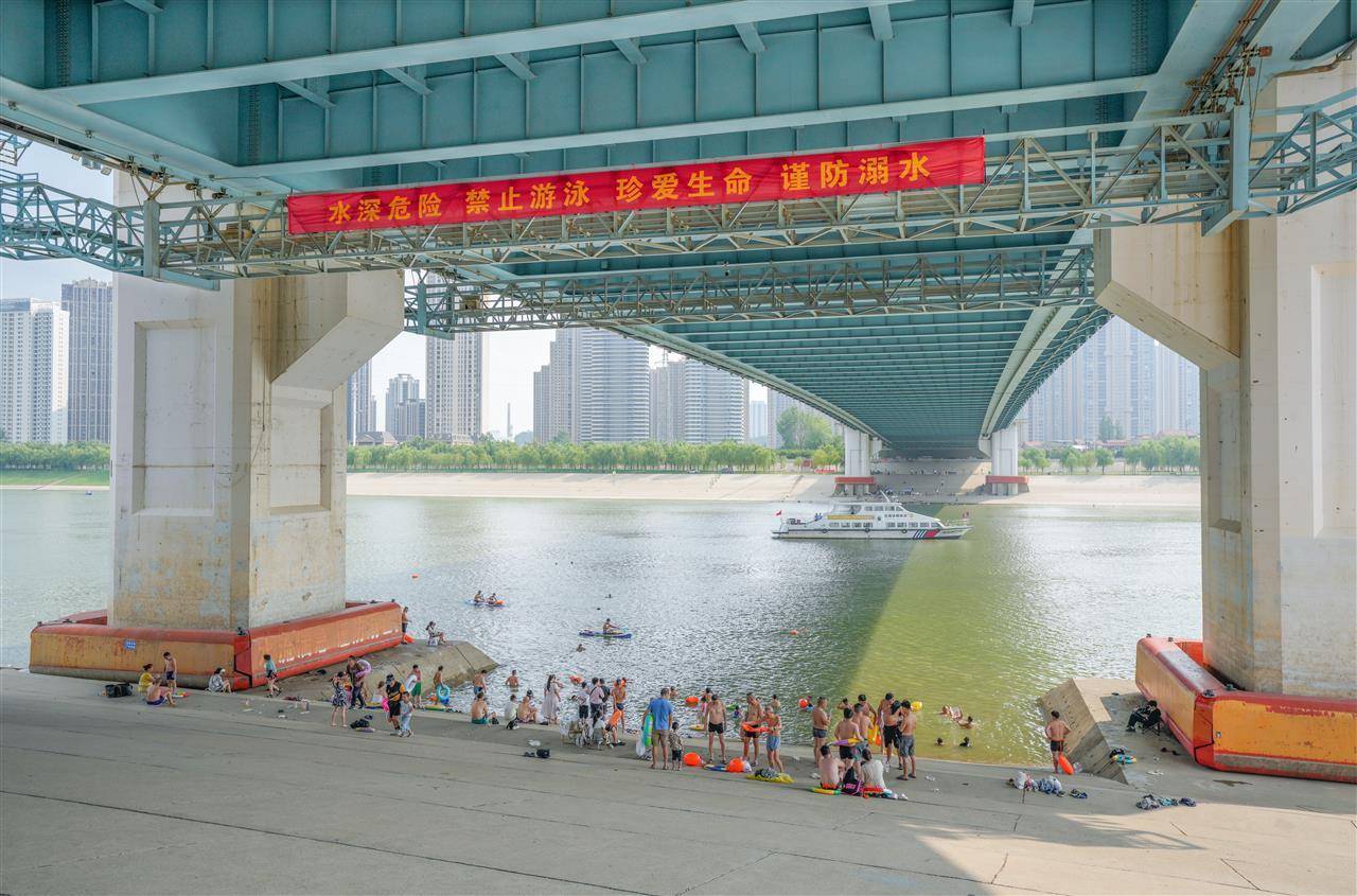 皇冠信用網会员开户_武汉多部门联合行动并提醒市民：远离两江通航水域皇冠信用網会员开户，莫让消暑变险情