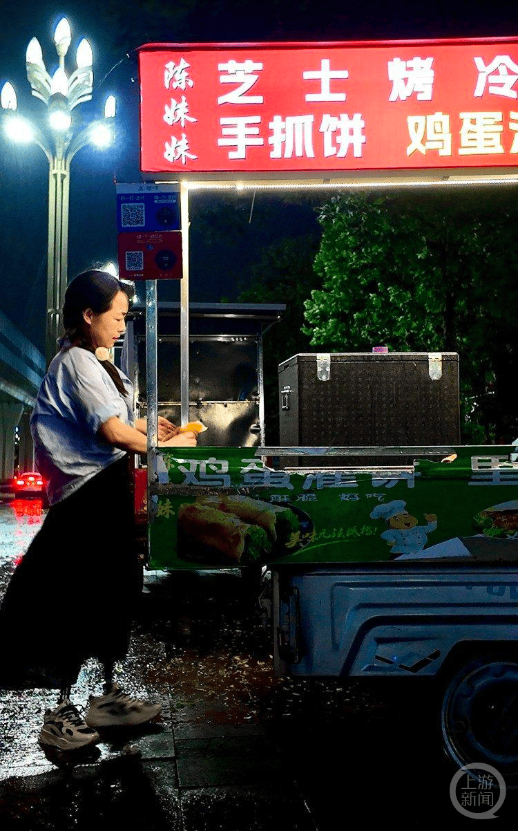 俱乐部友谊赛_失去双腿的她在夜市摆摊 成俱乐部友谊赛了夜市里的“团宠”