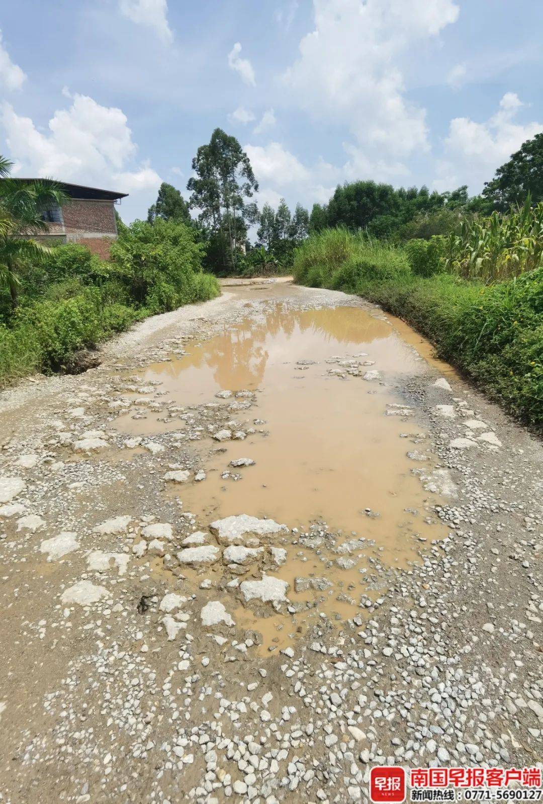 怎么申请皇冠信用网_南宁一“白改黑”道路被打烂怎么申请皇冠信用网，两年多未完工！部门回应：正重新招标