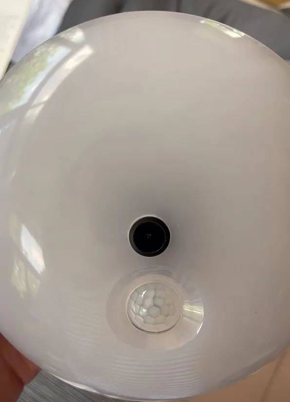 挪威丙组联赛_女租客在停电后发现伪装成灯泡的隐蔽摄像头挪威丙组联赛，房东希望退租，并愿退还剩余三个月的租金，警方立案调查