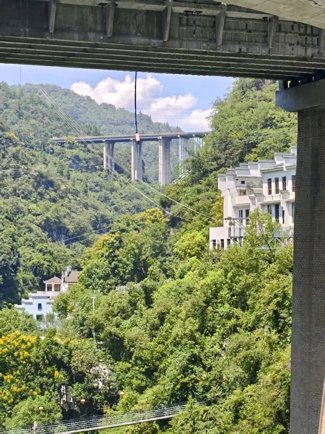 法國甲組聯賽_湖北宜昌一景区蹦极绳疑断开游客坠入水中法國甲組聯賽，目击者称看到水里有血迹，当地：无生命危险