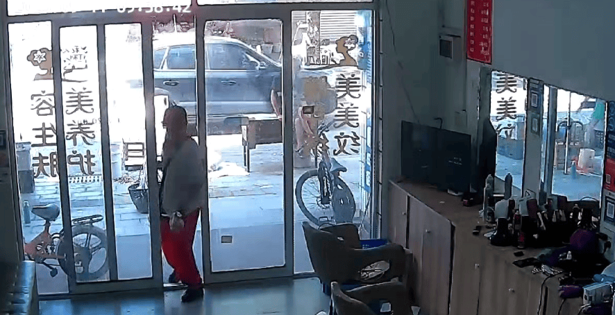 斯洛文尼亚甲组联赛 | 浙江一店主允许大妈门口摆摊斯洛文尼亚甲组联赛，时常被大妈“投喂”蔬果：每次收摊时，都打扫得干干净净