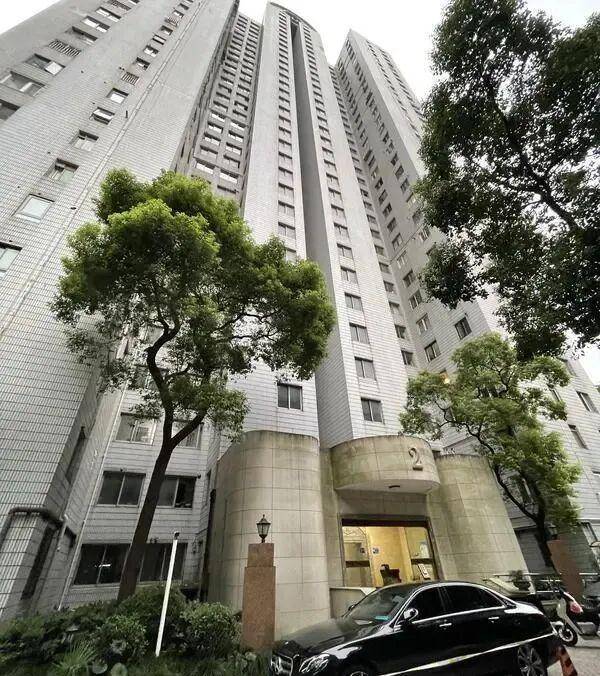 芬兰甲组联赛_太吓人！上海一小区外墙瓷砖从32楼落下芬兰甲组联赛，9辆车被砸得面目全非，居民：不是第一次