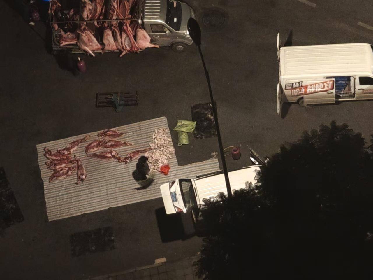 皇冠信用網怎么租_成都街头凌晨惊现“流动猪肉摊”皇冠信用網怎么租，一群人在路边地上剁猪肉为摊贩供货，当地回应