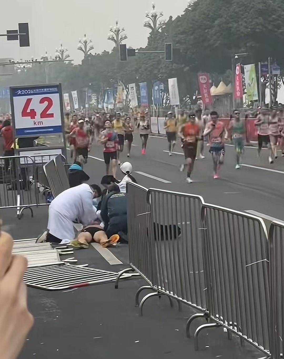 皇冠平台出租
_重马一跑者在终点不远处倒地皇冠平台出租
,家属已到重庆处理后事,跑友:他在跑圈被称“破三大神”